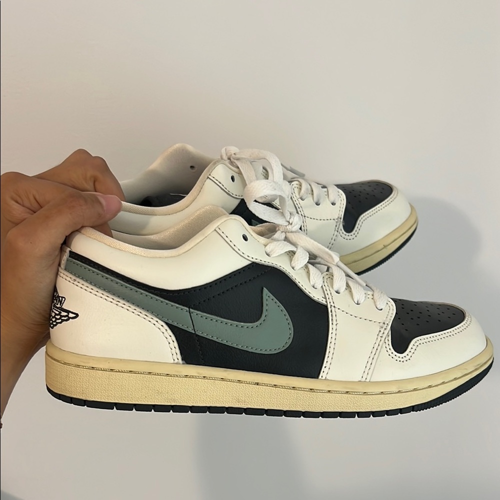 NIKE Air Jordan 1 in Jade Smoke